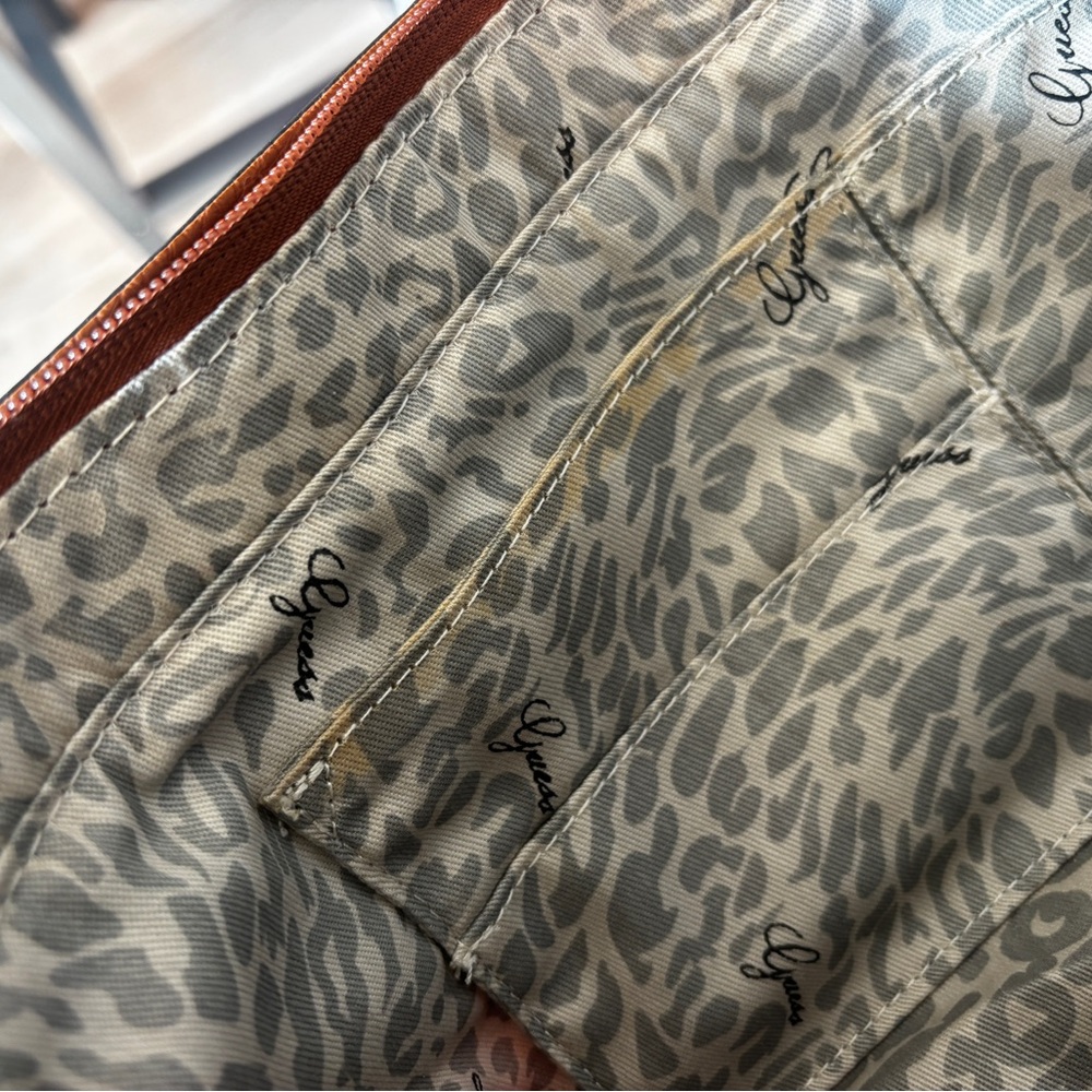 GUESS Tote - Picture 10 of 10